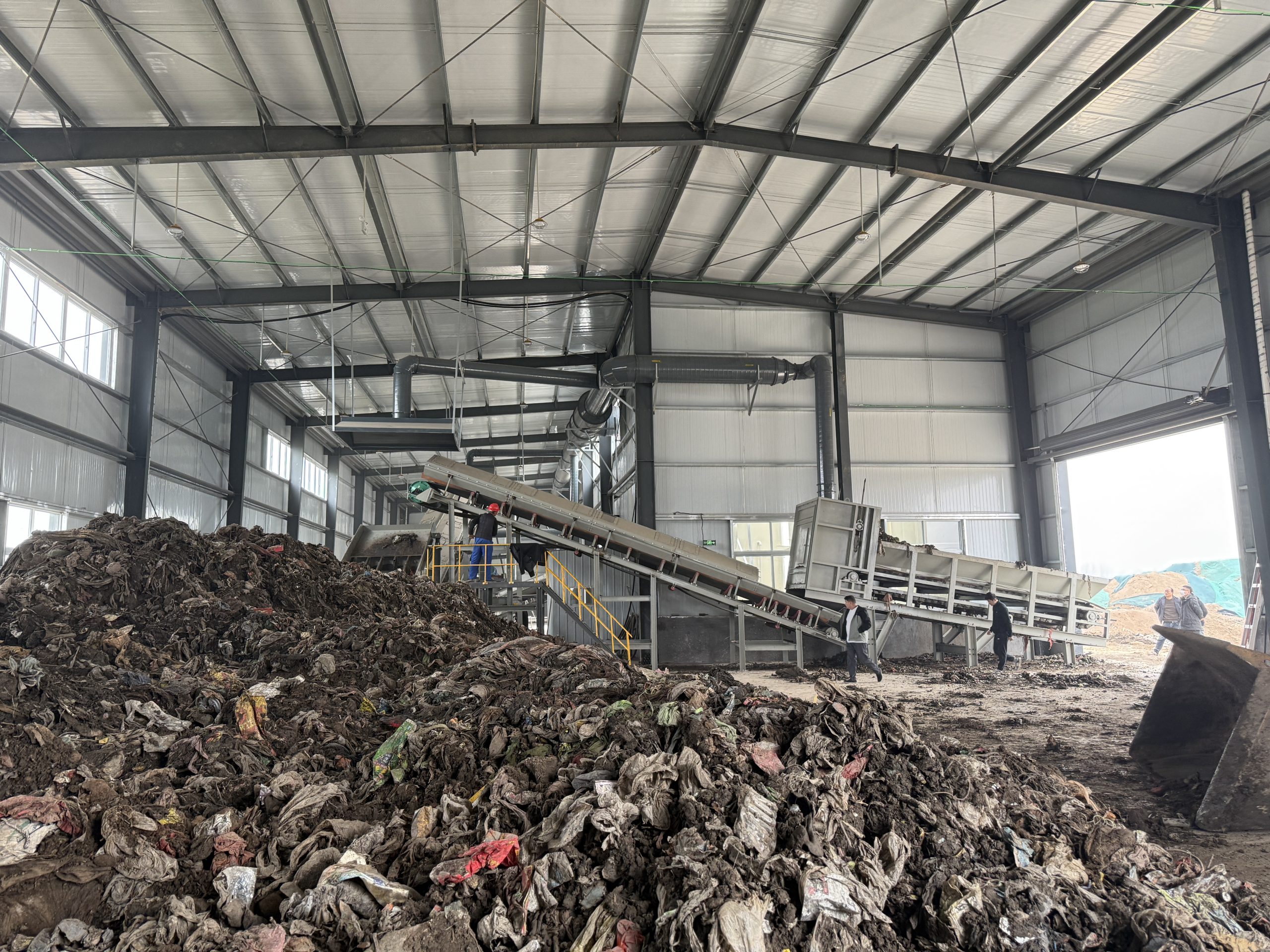 Landfill stale waste sorting machine